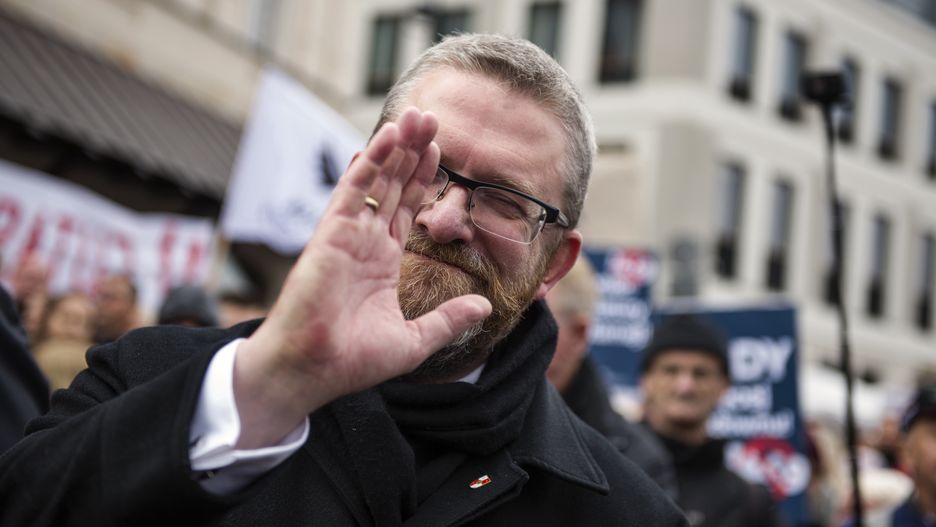 WARSAW, MASOVIA, POLAND - 2021/10/02: Grzegorz Braun, president of Konfederacja (Confederation) political party is seen during the demonstration.Hundreds of people took part in the annual March of Freedom and Sovereignty under the slogan "Stop Sanitary Segregation" organized by the Confederation (Konfederacja) far-right nationalist political party. Participants wanted to oppose sanitary segregation, coercion of COVID-19 vaccinations. (Photo by Attila Husejnow/SOPA Images/LightRocket via Getty Images)