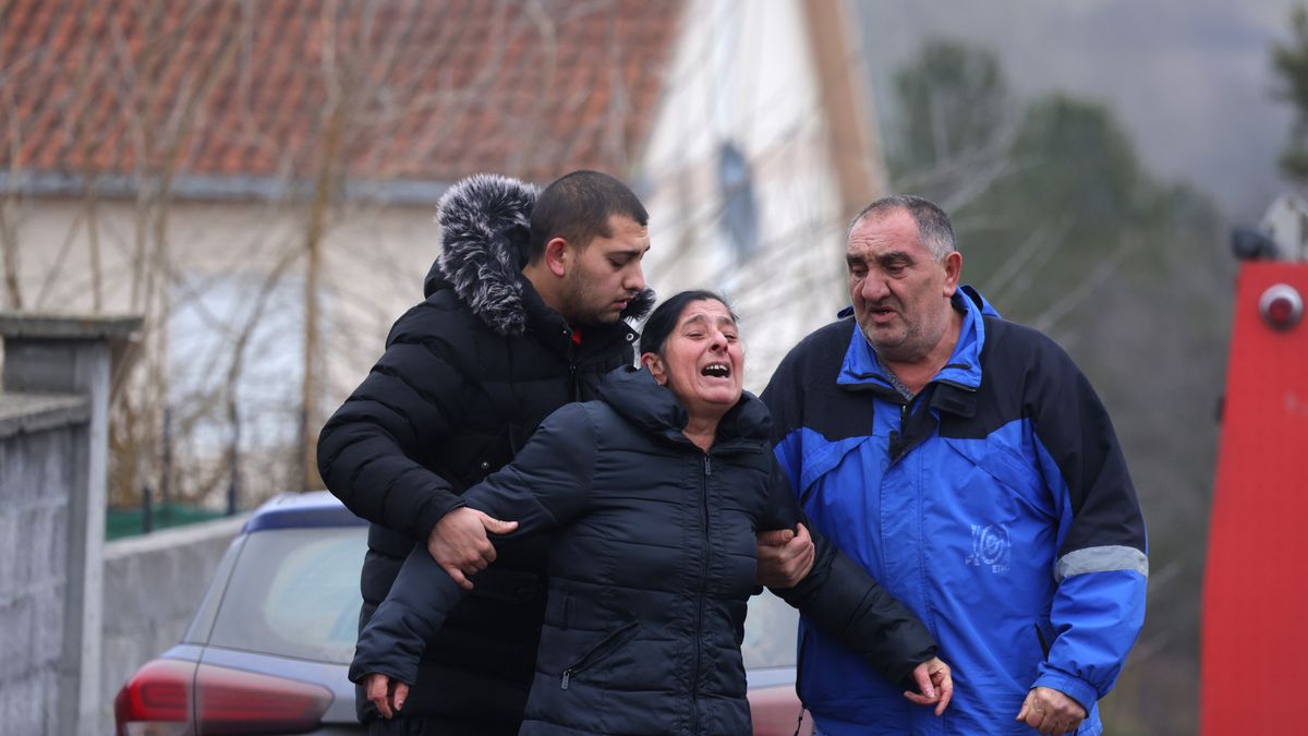 Relatives mourn near the 'Ivanovic' nursing home in Belgrade, Serbia, 20 January 2025. Eight people died in a nursing home after a fire broke out early 20 January 2025. EPA/ANDREJ CUKIC Dostawca: PAP/EPA.