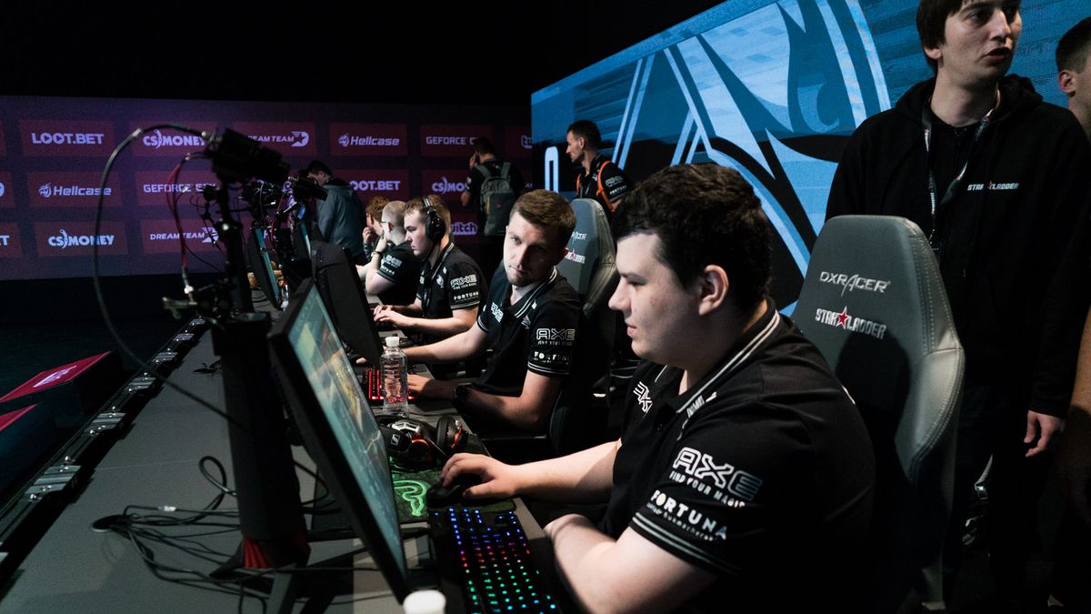 Materiały prasowe / Krystian Pilawa/AGO Esports / Materiały prasowe / Krystian Pilawa/AGO Esports / Na pierwszym planie zawodnicy dywizji CS:GO AGO Esports, Tomasz
