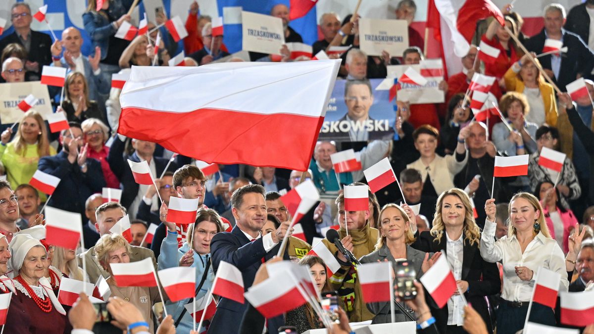 Sandomierz, 18.05.2025. Wybory prezydenta RP - I tura. Kandydat KO w wyborach prezydenckich, prezydent Warszawy Rafał Trzaskowski (C) z żoną Małgorzatą (3P) w sztabie wyborczym w Hali Sportowo-Widowiskowej MOSiR w Sandomierzu, 18 bm. Zakończyło się głosowanie w I turze wyborów prezydenta RP. (mr) PAP/Piotr Polak