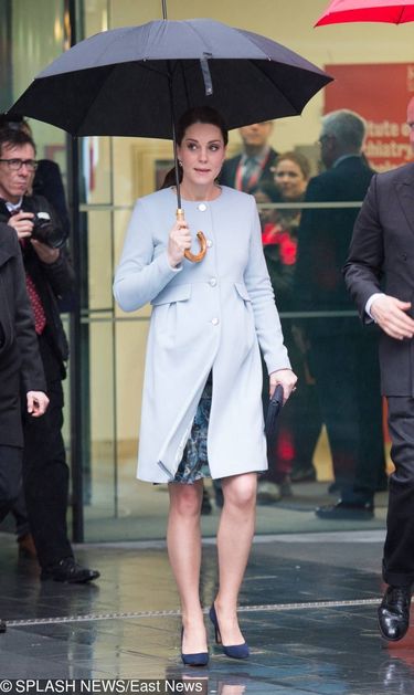 Księżna Kate w błękitnym płaszczu pokazała spory brzuszek