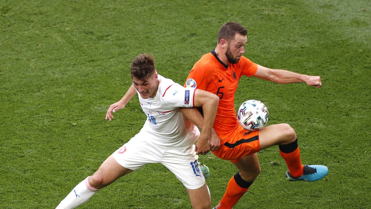 Zdjęcie okładkowe artykułu: PAP/EPA / Laszlo Balogh  / Na zdjęciu: Patrik Schick i Stefan de Vrij