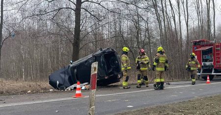 Dachowanie na drodze wojewódzkiej w Gołębiu. Jedna osoba w szpitalu