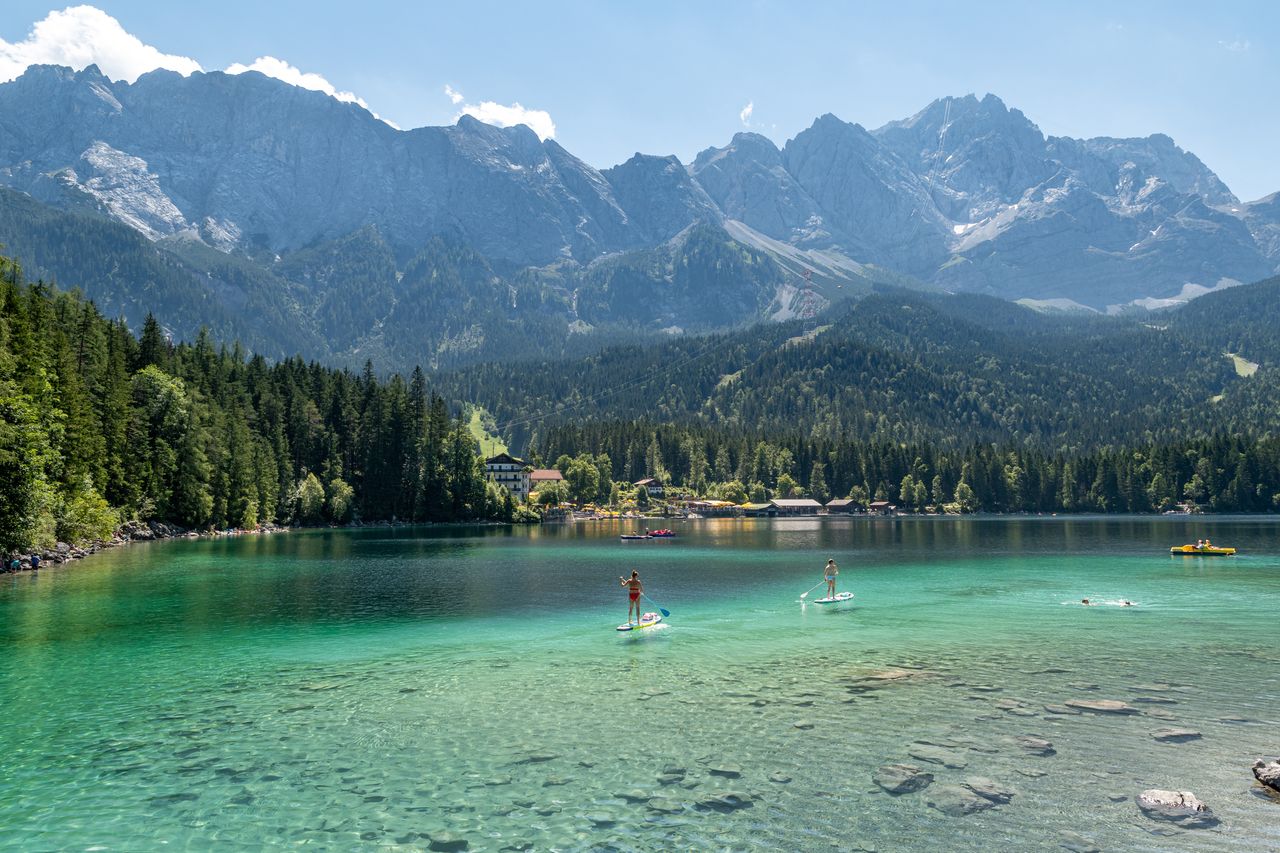 Nad Eibsee góruje Zugspitze - najwyższy szczyt Niemiec