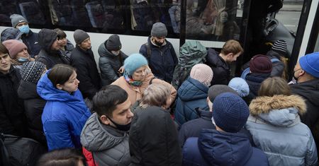 Pierwsi Ukraińcy docierają do Polski. "Wojna totalna"