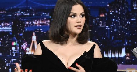 Selena Gomez włożyła czerwoną mini. Dół sukienki wbija w fotel