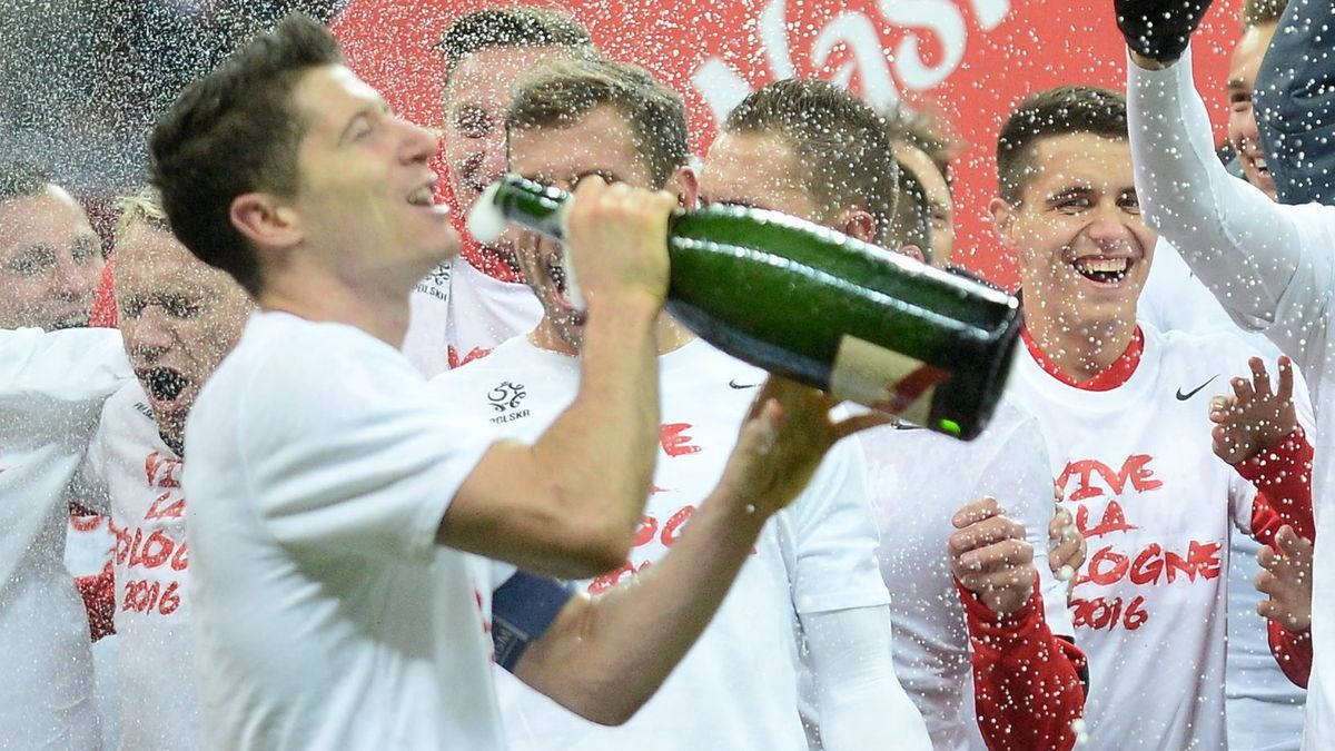 Zdjęcie okładkowe artykułu: PAP / Bartłomiej Zborowski / Na zdjęciu: Robert Lewandowski pije na murawie szampana po awansie na Euro 2016