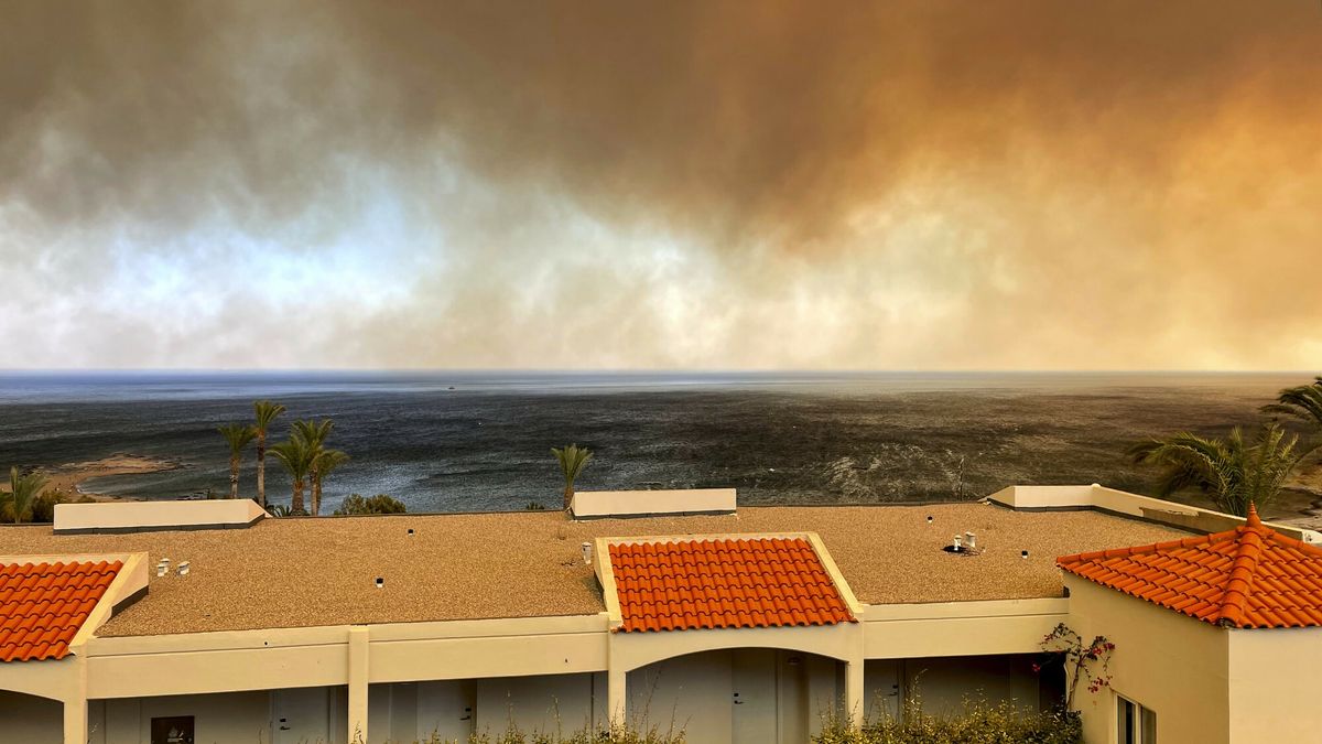 Według brytyjskich mediów niektóre linie lotnicze i biura nadal wysyłają turystów na Rodos, oferując zniżki na pobyt w nadpalonych hotelach