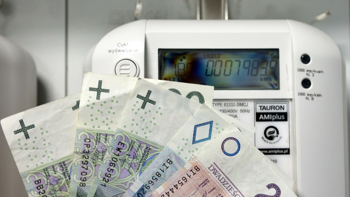 East News archiwumFot. Bartlomiej Magierowski/EastNews. Wroclaw 18.09.2021. Wzrost cen pradu. Zdjecie ilustracyjne: gotowka i licznik energii elektrycznej.Bartlomiej Magierowski