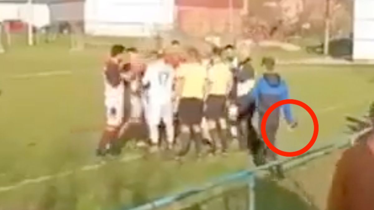 Twitter / Cendler / Na zdjęciu: kibic z nożem wtargnął na boisko