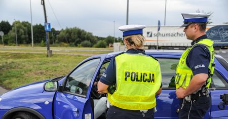 To pierwsze wakacje z nowymi przepisami. Przypominamy najważniejsze zmiany i najczęstsze "grzechy" kierowców