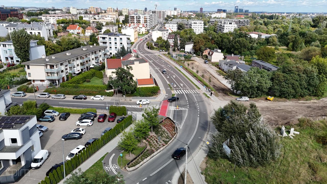 Poznań: Rowerowa Dmowskiego gotowa. Nowa trasa łączy Łazarz z Górczynem i porządkuje przestrzeń ulicy