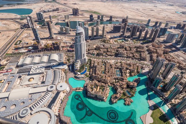 Widok na Dubai Mall i fontanny z Burj Khalify (124 piętro, 452 metry).