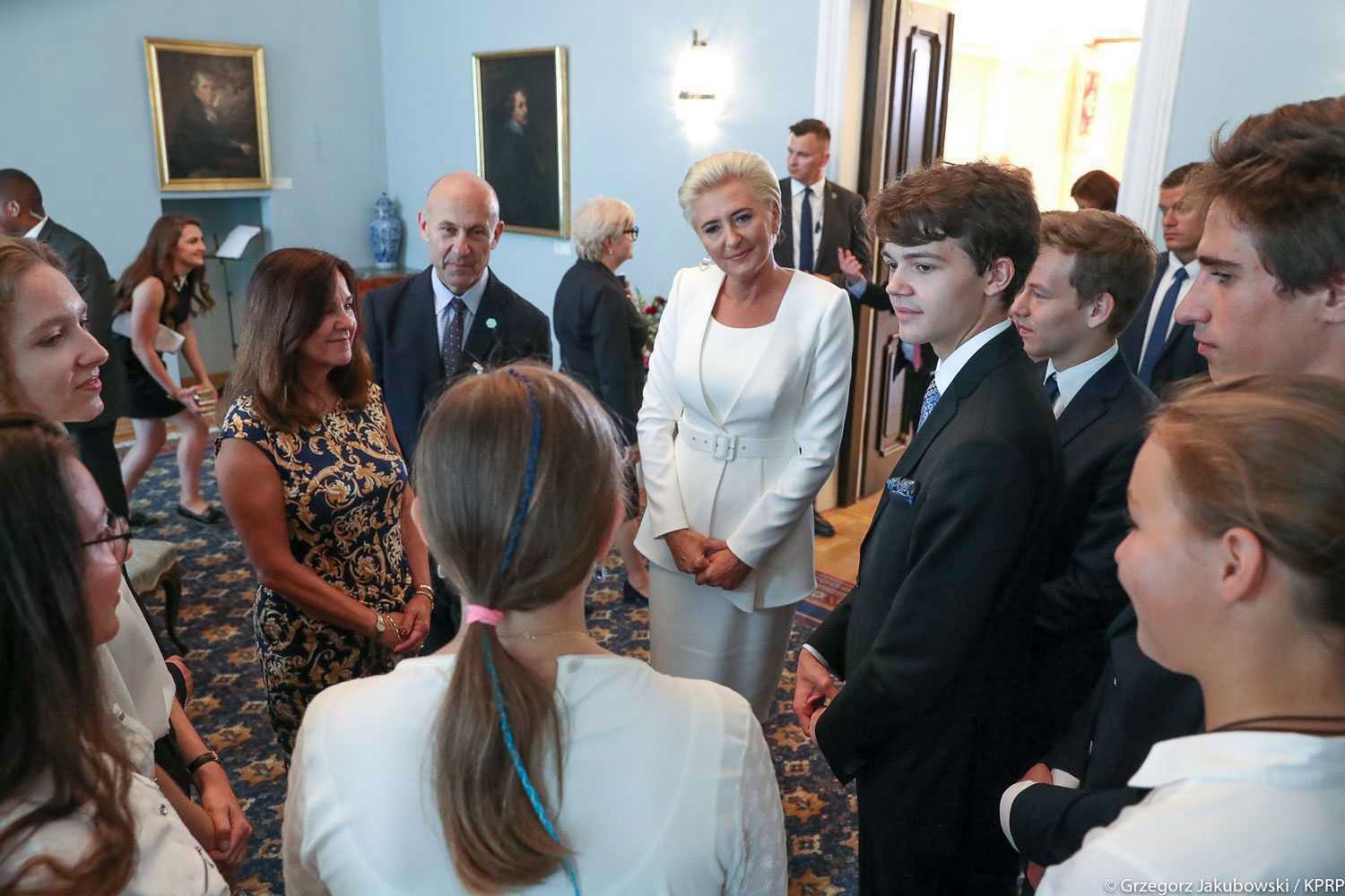 Agata Duda w białej kreacji na spotkaniu z Karen Pence