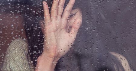 Za zamkniętymi drzwiami. "Znowu będziesz grzecznie leżała i będziesz pokorna"