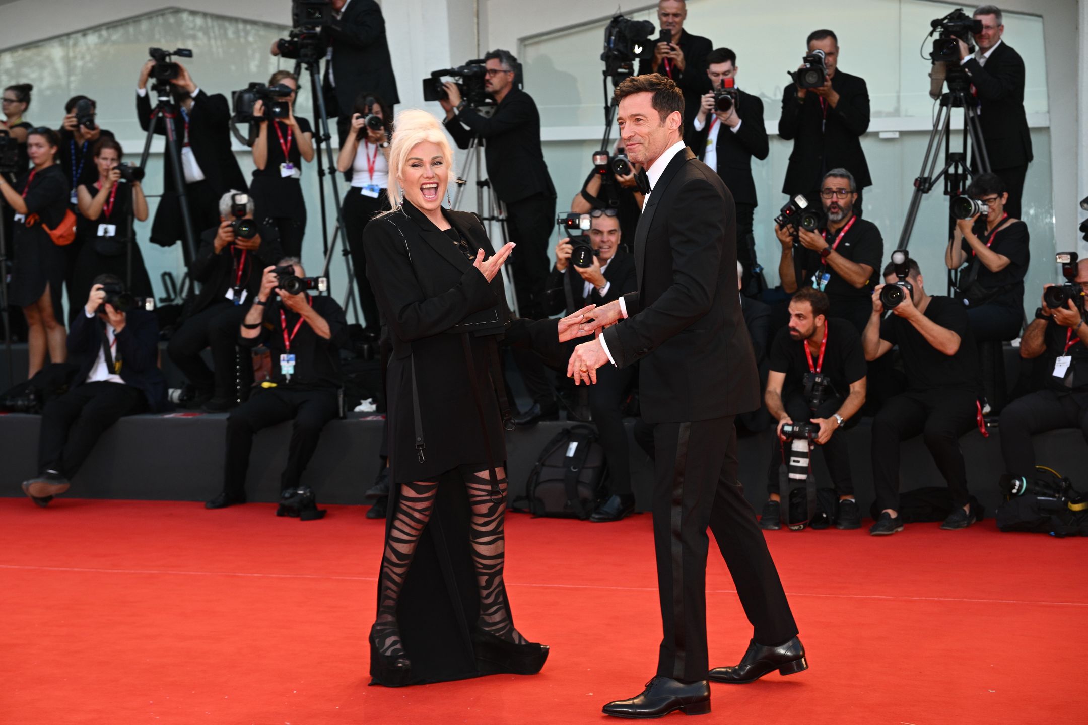 Hugh Jackman całuje żonę na Festiwalu Filmowym w Wenecji