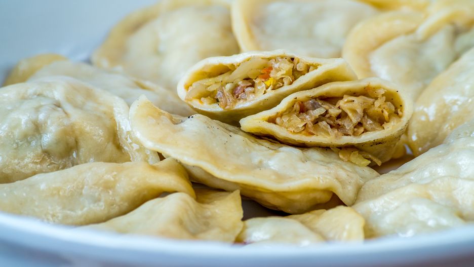 Pierogi z opieńkami i kiszoną kapustą