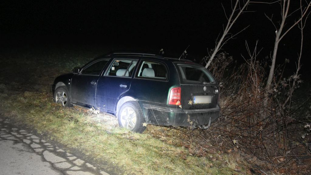 Nastolatek porzucił uszkodzoną skodę