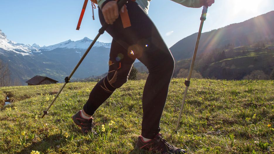 Spodnie trekkingowe to odpowiednie rozwiązanie na wyprawę w góry 