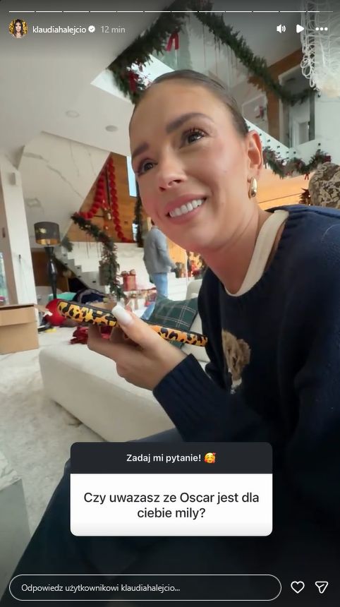 Klaudia Halejcio dekoruje willę na święta