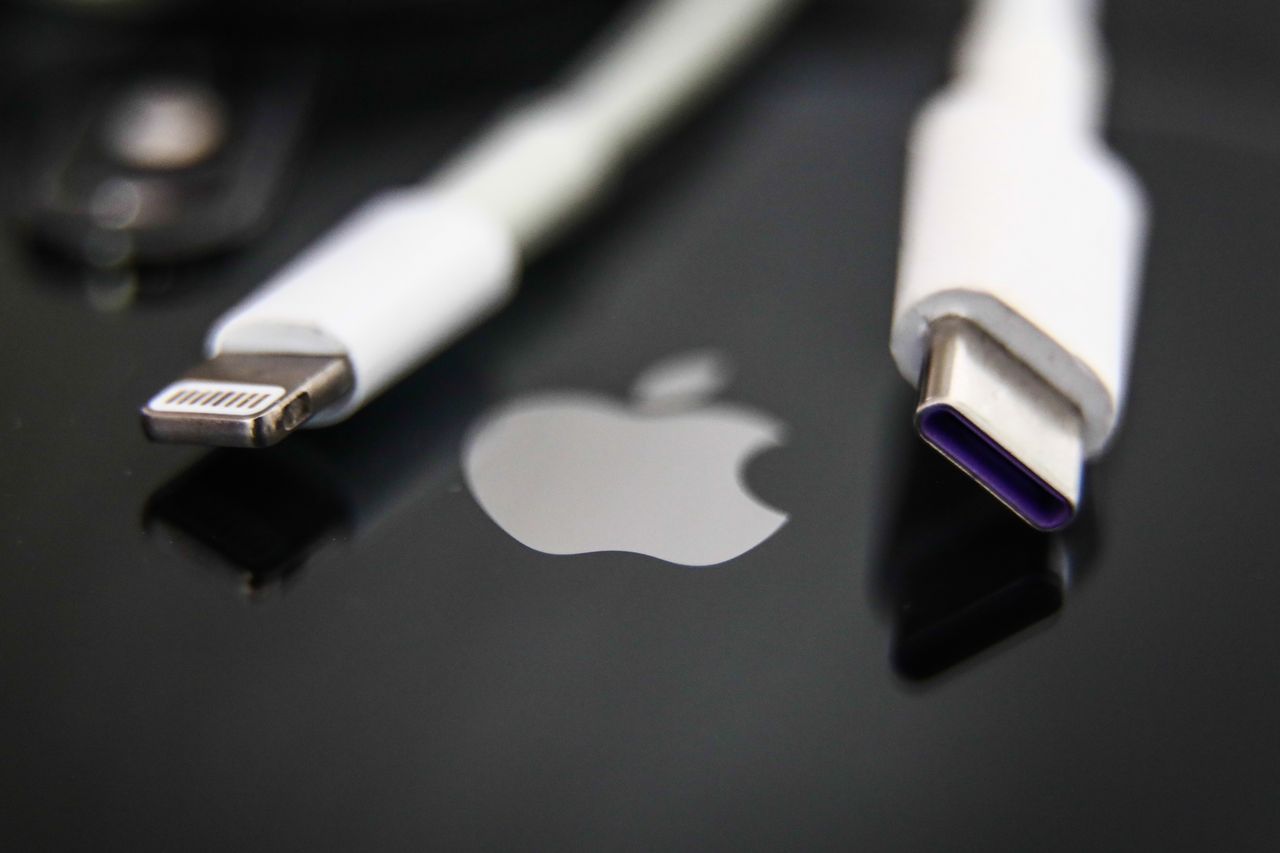 USB-C trafi do iPhone'a? To wbrew pozorom wcale nie takie pewne (Jakub Porzycki/NurPhoto via Getty Images)