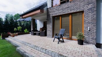 Jak wyczyścić kostkę brukową po zimie? Ten sposób działa najlepiej