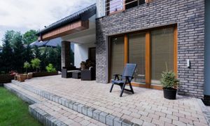 Jak wyczyścić kostkę brukową po zimie? Ten sposób działa najlepiej