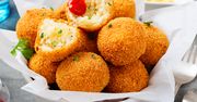 Panieruję i smażę na głębokim tłuszczu. Sycylijskie kulki z ciągnącym się farszem to hit