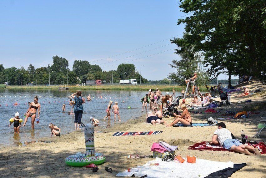 Rybnik: Zakaz kąpieli na Pniowcu. Wywieszono czerwoną flagę. Powód? Nastąpił zakwit wody. "Kąpielisko na Pniowcu zostaje zamknięte do odwołania"
