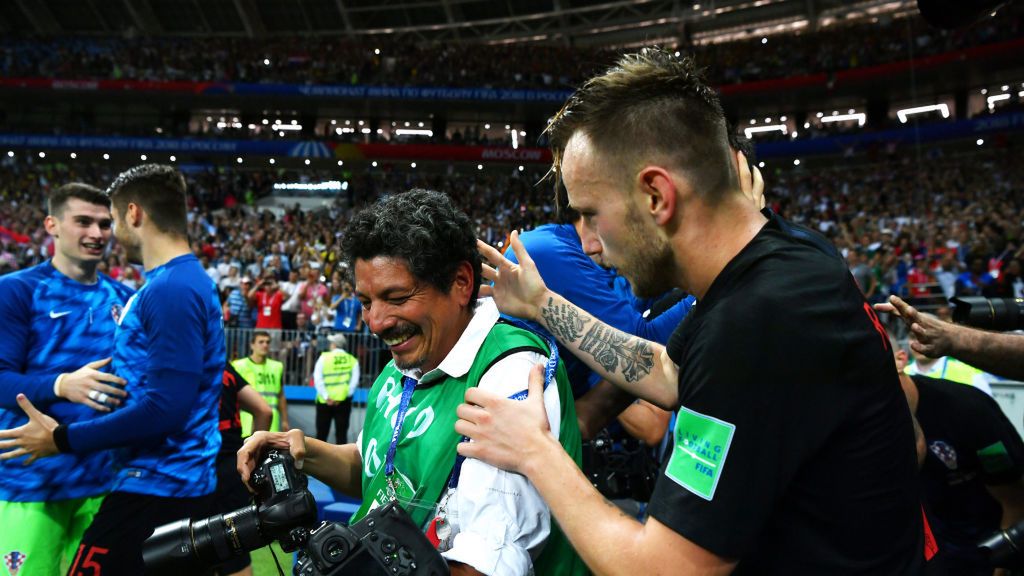 Rozradowana drużyna przygniotła fotografa, a ten dalej robił zdjęcia 1