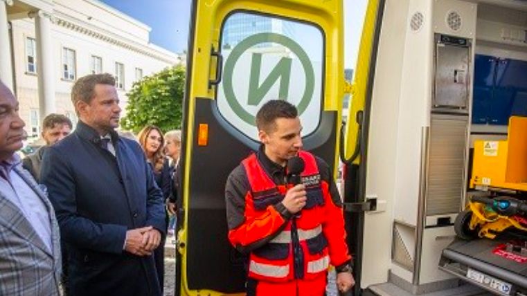 Warszawa. Nowa karetka neonatologiczna będzie służyła dzieciom z całego Mazowsza. Ambulans wyposażony jest w najnowocześniejszy sprzęt do ratowania najmłodszych pacjentów (Urząd Miasta)
