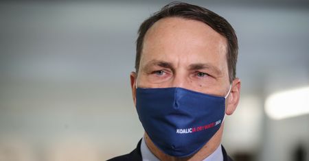 Sikorski o porozumieniu Zjednoczonej Prawicy. "Wojna na przecieki i szczury"