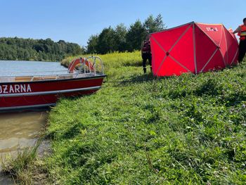 Skrzyszów: Tragedia nad wodą – mężczyzna utonął podczas kąpieli