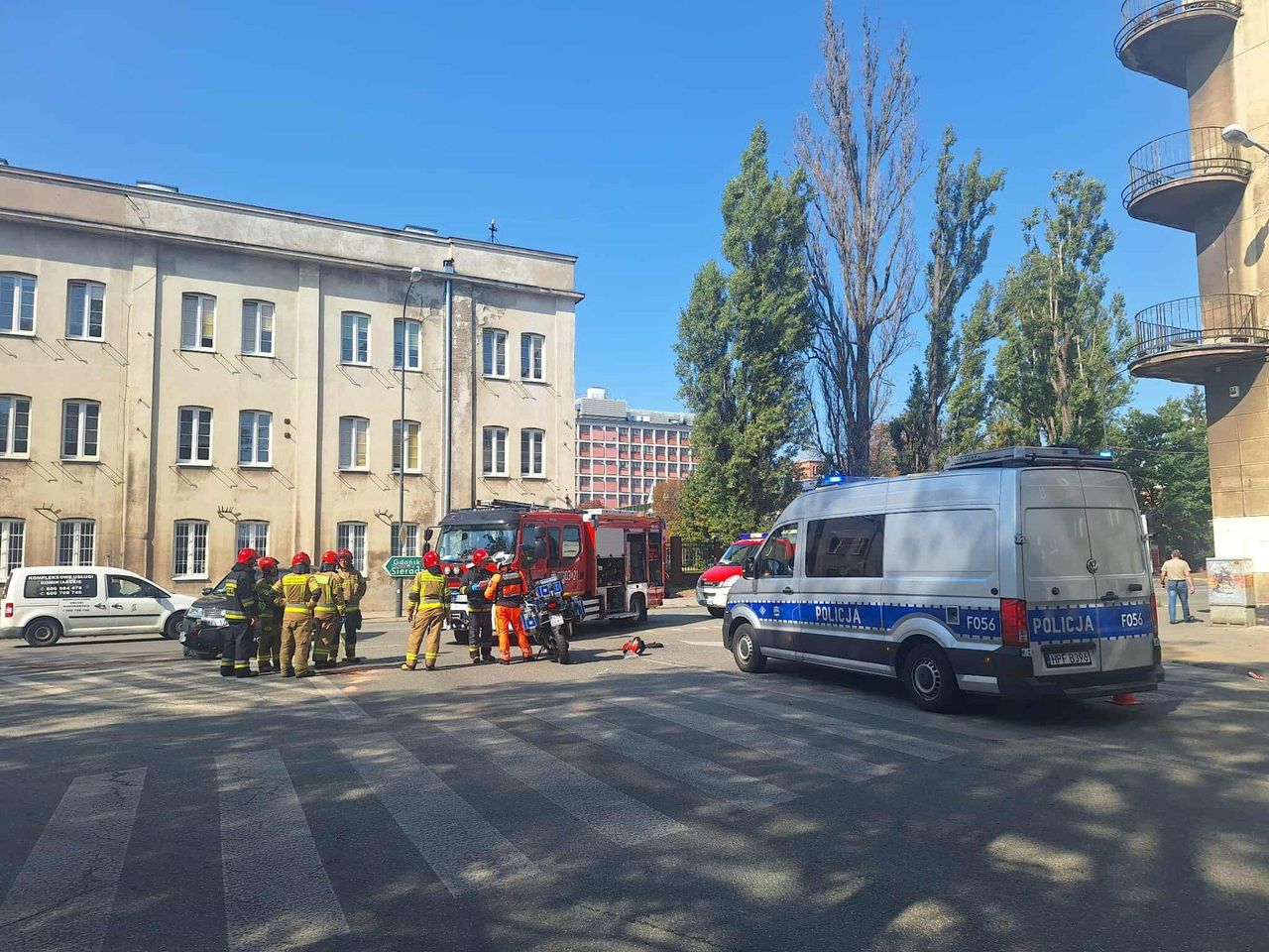 Łódź: Wypadek motocyklisty na ul. Wólczańskiej. Jednoślad zderzył się z samochodem osobowym. Jedna osoba ranna