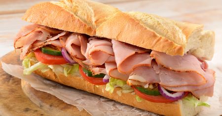 Kanapka Black Forest na białym pieczywie z szynką, sałatą i pomidorem (Subway)