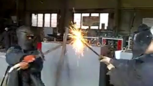 Jak kończy się walka na elektryczne miecze? [wideo] 1