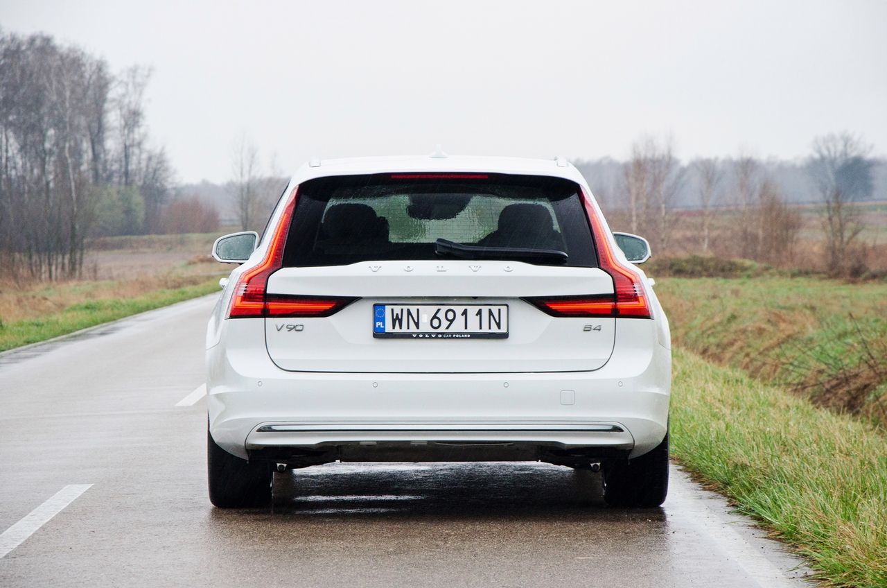 Niska i przyczajona sylwetka - z tyłu z mocno rozbudowanymi biodrami. Auto sprawia wrażenie silnego i bezpiecznego.