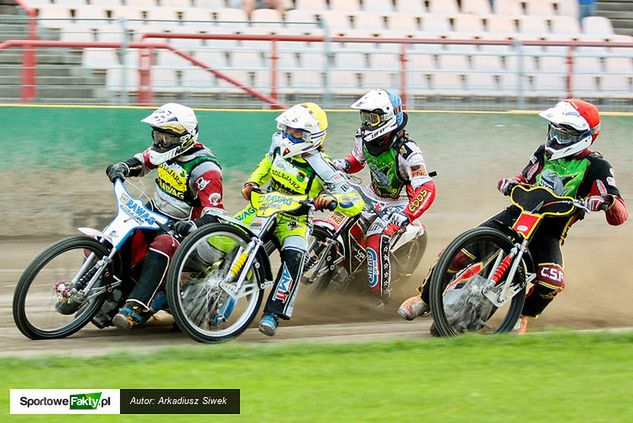 Adrian Szewczykowski (z prawej) zdobył w niedzielę 5 punktów