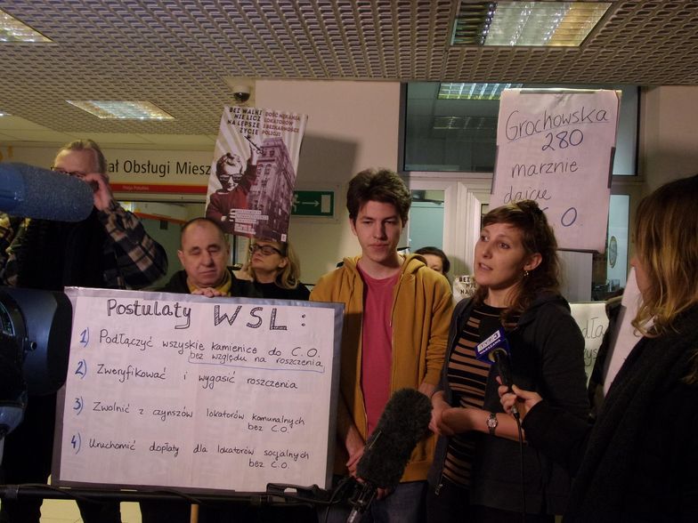 Lokatorzy chcą, by wszystkie należace do miasa budynki zostały niezwłocznie podłączone do sieci centralnego ogrzewania