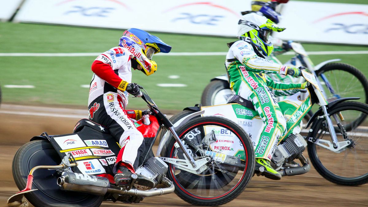 WP SportoweFakty / Katarzyna Łapczyńska / Na zdjęciu: Maciej Janowski (kask niebieski) i Fredrik Lindgren (kask biały). Obaj wezmą udział w finale Elitserien (Eskilstuna - Dackarna)