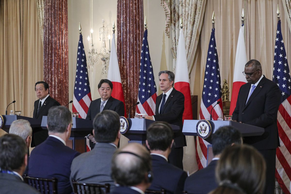 Sekretarz stanu USA Loyd Austin, sekretarz obrony Antony Blinken, minister obrony Japonii Yasukazu Hamada i japoński minister spraw zagranicznych Yoshimasa Hayashi podpisali nową umowę między krajami o poszerzeniu współpracy