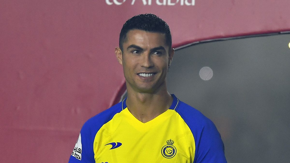 RIYADH, SAUDI ARABIA - JANUARY 03: Portuguese superstar, Ronaldo poses during a ceremony held at Mrsool Park Stadium for his transfer to the Saudi Arabia's Al-Nassr, in Riyadh, Saudi Arabia on January 3, 2023. (Photo by Mohammed Saad/Anadolu Agency via Getty Images)
