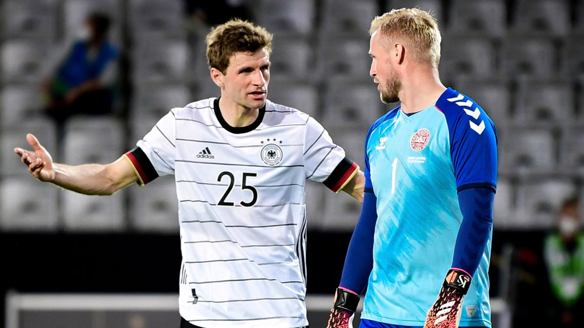PAP/EPA / PHILIPP GUELLAND / Na zdjęciu: Thomas Mueller i Kasper Schmeichel