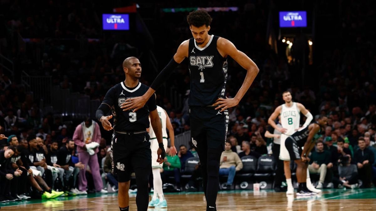 Getty Images / Winslow Townson / Na zdjęciu: Chris Paul i Victor Wembanyama