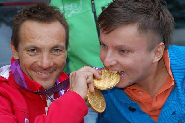 Redaktor Skrzyński sprawdza oryginalność olimpijskiego złota
