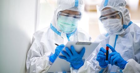 Niepokojące wyniki badań. Dotyczą polskiego leku na COVID-19. Co na to Biomed?