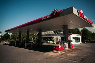 Tchórzewski o fuzji Orlenu i Lotosu. "Jak najmniej kosztowna"