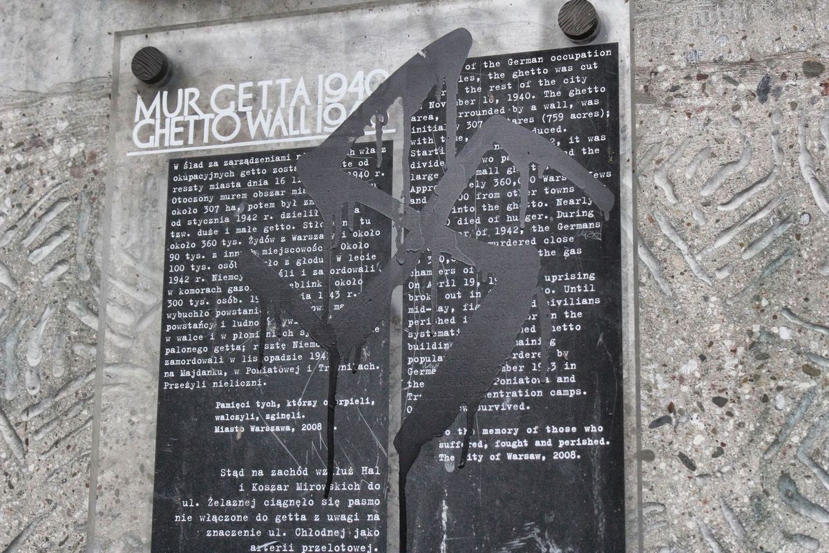 Swastyka na tablicy upamiętniającej getto. "Jak to zobaczyłam, to się rozpłakałam"