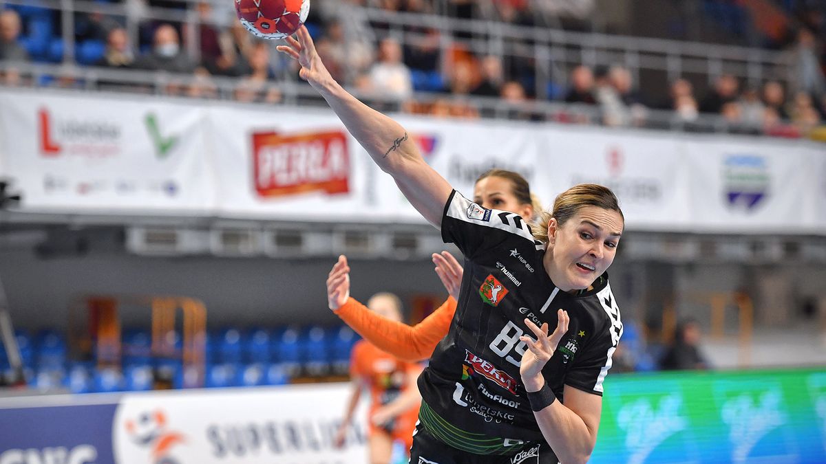 Materiały prasowe / MKS FunFloor Perła Lublin / Na zdjęciu: Kinga Achruk w akcji