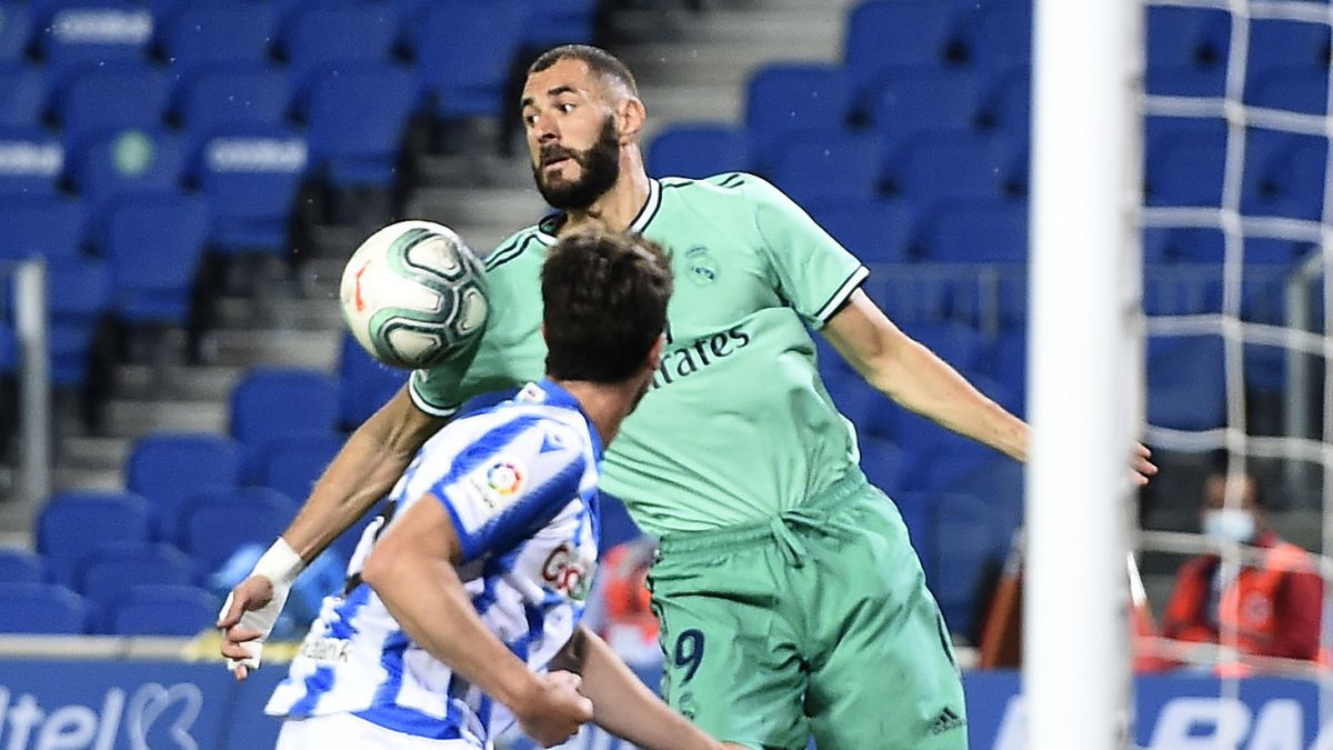 Zdjęcie okładkowe artykułu: Getty Images /  Juan Manuel Serrano Arce / Na zdjęciu: Karim Benzema (Real Madryt) przyjmuje piłkę tuż przed strzeleniem gola na 2:0 w meczu z Realem Sociedad